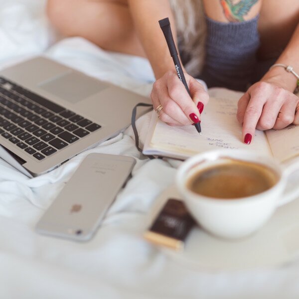 kaboompics.com_Working in a bed